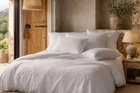 Bettwäsche aus Stonewashed Baumwolle in einem mediterranen Schlafzimmer Bettwäsche aus Stonewashed Baumwolle in einem mediterranen Schlafzimmer