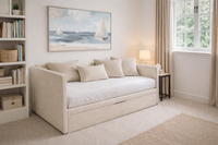 Schlafsofa NIDO mit Ausziehbett in einem hellen Jugend- oder Gästezimmer. Schlafsofa NIDO mit Ausziehbett in einem hellen Jugend- oder Gästezimmer.