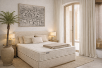 Cama con almacenaje tapizada en tejido neutro en dormitorio mediterráneo luminoso Cama con almacenaje tapizada en tejido neutro en dormitorio mediterráneo luminoso