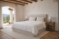 Ljust medelhavsinspirerat sovrum med säng klädd i linne, naturligt ljus och trädetaljer från Palma Beds på Mallorca Ljust medelhavsinspirerat sovrum med säng klädd i linne, naturligt ljus och trädetaljer från Palma Beds på Mallorca